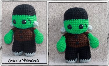 Gehäkeltes grünes Frankenstein-Amigurumi mit schwarzen Augen, braunem Oberteil und grauen seitlichen Bolzen.