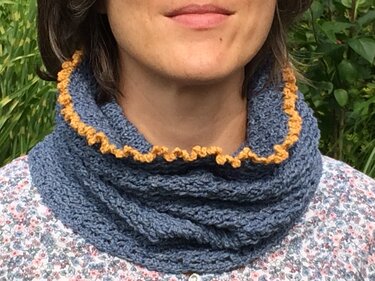 Häkelanleitung für Loop mit Häkelrüsche