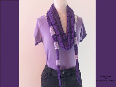 Gehäkelter lila Schal mit hellvioletten Streifen an einer Schaufensterpuppe