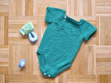 Babybody Strickanleitung in 2 Größen (62/68) - Strampler