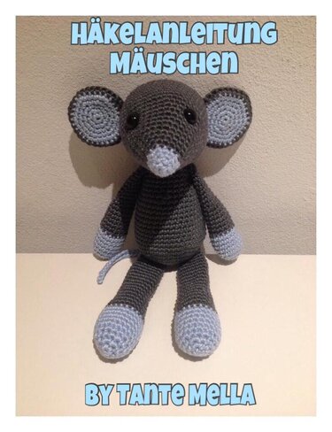 Gehäkelte Amigurumi‑Maus in Dunkelgrau mit hellblauen Akzenten