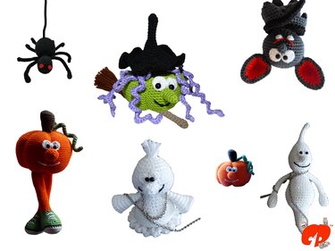 Sieben gehäkelte Halloween-Amigurumi: Spinne, Hexe, Fledermaus, zwei Kürbisse und zwei Geister.