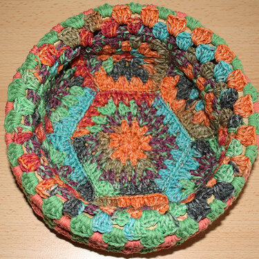 Kostenlose Häkelanleitung: Utensilo Korb aus Grannys