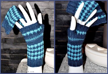 Gestrickte blau-türkise konvertierbare Handschuhe mit Umschlag auf Handmannequin