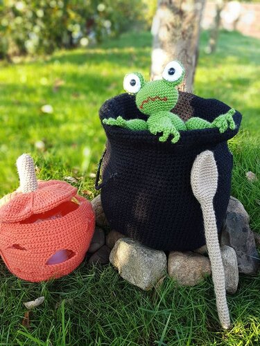 Häkelanleitung Halloweenhexe (80 cm) mit Hexenküche