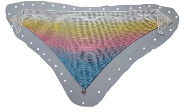 Dreieckiges Häkeltuch mit Farbverlauf in Weiß, Gelb, Rosa und Blau, Herzmotiv und Schmetterlingsanhänger.