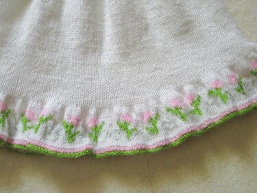 gestricktes Kleidchen weiß mit Blumenkante Gr. 74/80 - Stricken