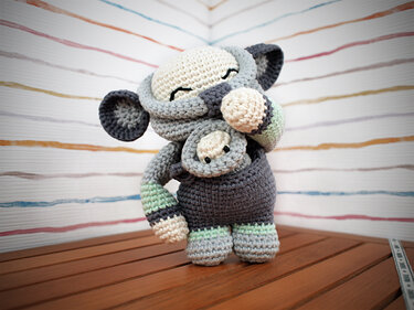 Gehäkelte Elefantenmutter mit Baby, grau und mint Amigurumi