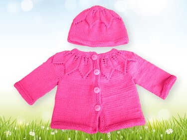 Pinkes gestricktes Babyjacken-Set mit Knopfleiste und passender Mütze mit Blättermuster auf hellem Hintergrund.