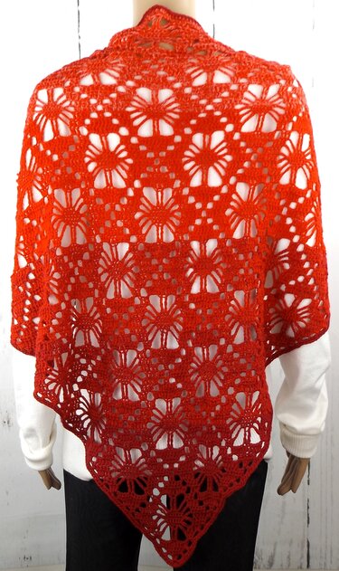 Rotes gehäkeltes Dreieckstuch mit floralem Lochmuster, Rückansicht