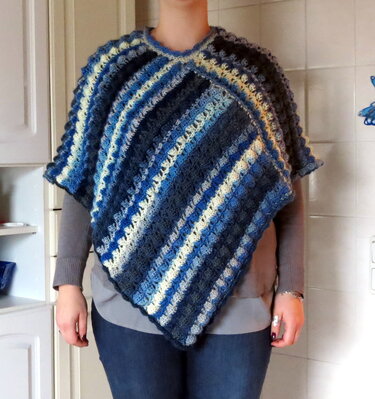 Häkelponcho "Polarlicht" bis Gr.60