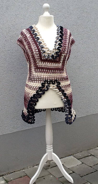 Mehrfarbige gehäkelte Damen-Tunika mit V-Ausschnitt und kontrastierender Rüsche auf Mannequin