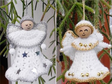 Zwei gehäkelte Weihnachtsengel: links silberner Rand, rechts goldener Rand, beide mit Holzperlenköpfen und Pailletten
