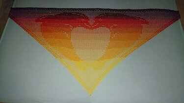 Gehäkeltes Dreieckstuch mit Herzmotiv in Rot-Orange-Gelb
