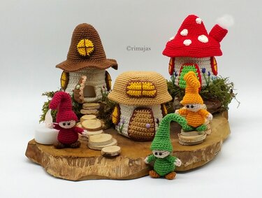 Gehäkelte Pilzhäuser mit Wichteln auf Holzscheibe