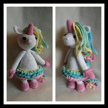 Weißes gehäkeltes Amigurumi‑Einhorn mit pinkem Horn, regenbogenfarbener Mähne und pastellfarbenem Rüschenrock, Vorder- und Seitenansicht.