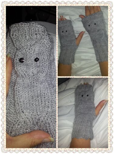 Graue, gestrickte fingerlose Handschuhe mit schwarzen Perlen als Applikation.