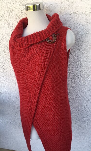 Rote gestrickte Weste mit asymmetrischem Schnitt, breitem Rollkragen und hölzerner Brosche auf Schneiderpuppe