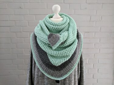 Gestricktes Dreieckstuch in Mintgrün und Grau auf Schaufensterpuppe