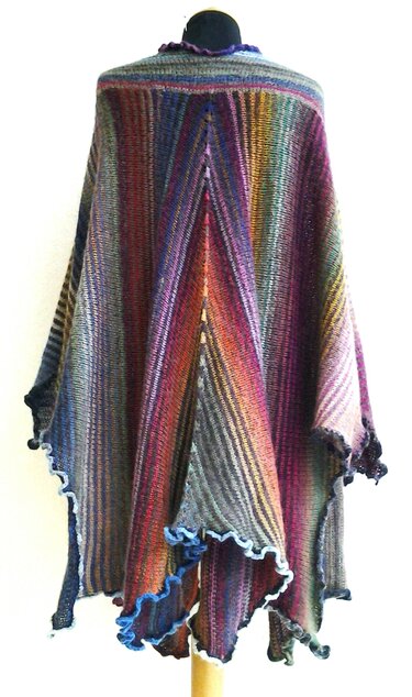 Mehrfarbiges Stricktuch mit V-Muster und gewelltem Rüschensaum auf einer Schneiderpuppe