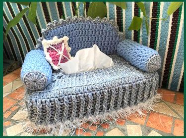 sweet little sofa (for Kosmetik) - Crochet