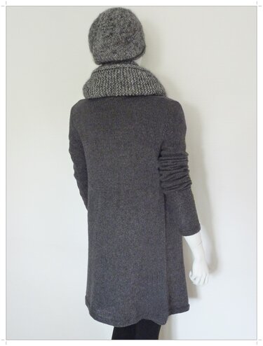 Rückenansicht einer Schaufensterpuppe mit grauer Tunika, passender Mütze und Loop-Schal