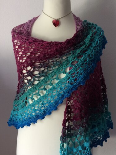 GAIA - das Dreieckstuch mit Blütenmuster - Häkeln