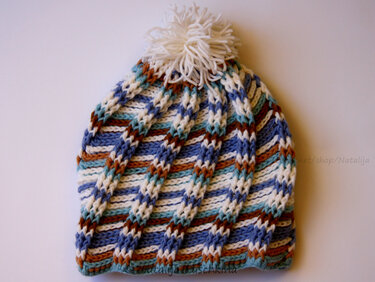 Gehäkelte Bommelmütze mit Streifen in Blau, Creme und Braun und weißer Bommel