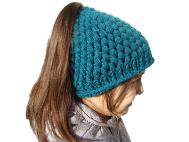 Messy bun hat with bubbles Ponytail beanie for girls and women Running toque pattern Crochet Winter cap with hair hole