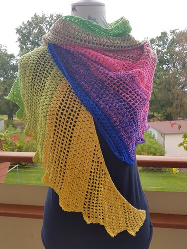 Mehrfarbiger Drachenschwanz-Häkelschal mit Lochmuster auf einer Schneiderpuppe.