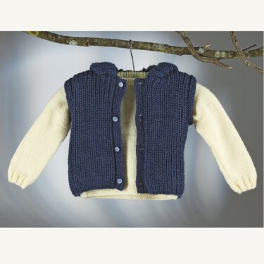 Dunkelblaues gestricktes ärmelloses Jäckchen mit Knöpfen über cremefarbenem Langarm-Pullover, an einem Ast hängend