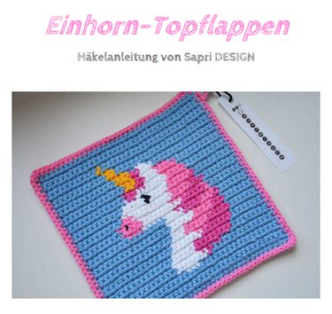 Quadratischer gehäkelter Topflappen in Hellblau mit weißem Einhorn, rosa Mähne und gelbem Horn, rosa Rand