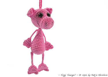 Gehäkelter rosa Schweinchen-Schlüsselanhänger mit langen Beinen und Aufhängeschlaufe