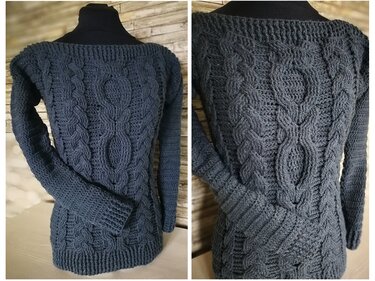 Gehäkelter dunkelgrauer Damenpullover mit Zopfmuster auf Schaufensterfigur, Vorder- und Rückansicht