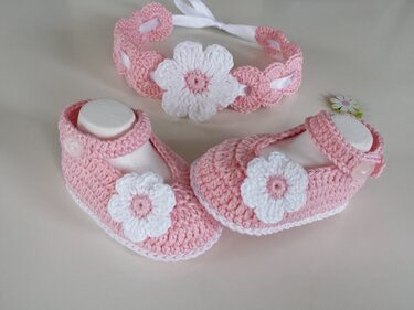 Rosa gehäkelte Babyschuhe mit weißen Blüten und passendem Stirnband
