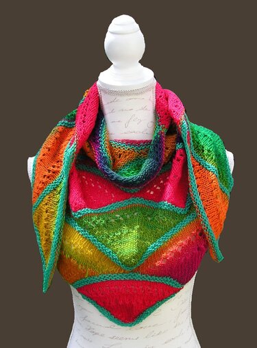 Mehrfarbiges gestricktes Dreieckstuch mit türkisfarbener Umrandung auf Schneiderpuppe