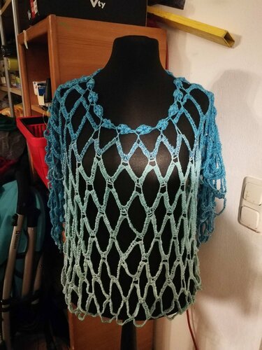 Gehäkeltes Damen
A1Shirt in Blau
A1Türkis Ombré mit großem Netzmuster auf schwarzer Schneiderpuppe.