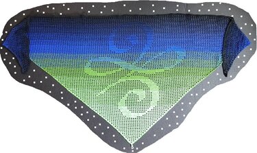 Gehäkeltes dreieckiges Motivtuch mit Filet-Spiralen, Blau-Grün-Farbverlauf und dunklem Kontrastrand