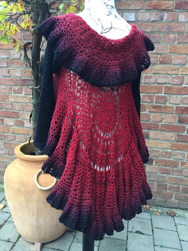 Gehäkelte Damenjacke mit rundem Mandala‑Rücken in Rot‑Dunkel auf Schaufensterpuppe