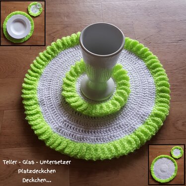Rundes weißes gehäkeltes Platzdeckchen und kleiner Untersetzer mit leuchtend grünem Rüschenrand; auf dem Untersetzer steht ein weißer Becher.