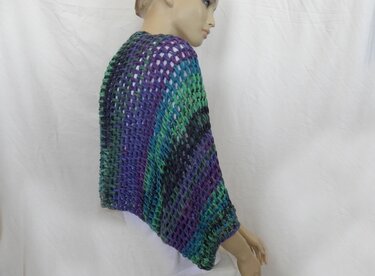 Schaufensterpuppe mit farbenfrohem gehäkeltem Überwurf in Blau, Grün und Lila