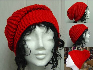 Rote Beanie‑Strickmütze auf weißer Schaufenpuppe mit dunklen Locken