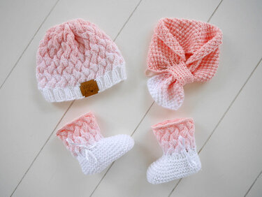 Gestricktes Baby-Set rosa-weiß mit Mütze, Stirnband mit Knoten und Stiefelchen