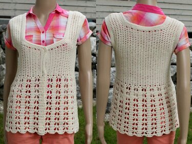 Beigefarbene, gehäkelte Damenweste mit Knopfleiste und Lochmuster, Vorder‑ und Rückansicht
