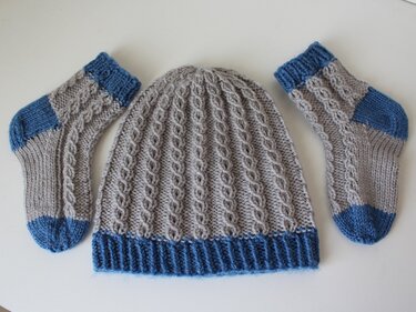 Strickanleitung Baby-Set, Mütze und Socken, kleines Zopfmuster, ca. 3 - 10 Monate