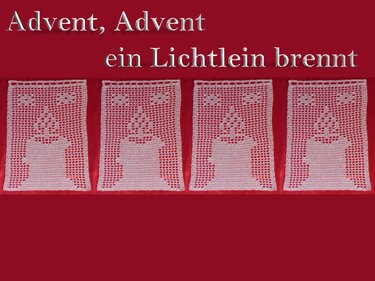 Vier weiße gehäkelte Filetquadrate mit Kerzenmotiv auf rotem Untergrund und Schrift 'Advent, Advent ein Lichtlein brennt'