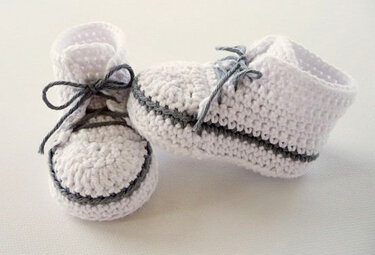 Gehäkelte Babyschuhe mit Schnürung und grauem Zierstreifen
