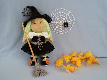 Häkelanleitung Puppenkleidung, Hermine die kleine Hexe
