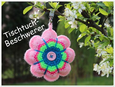 Gehäkelte Blumen-Tischtuchbeschwerer in Rosa, Grün und Blau mit Knopf und Metallklammer