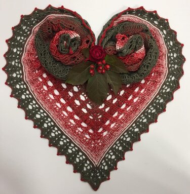 Gehäkeltes Dreieckstuch in Herzform, rot-weiß-grün, mit Spitzenrand und Rosen- und Beerendekor